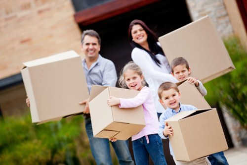 Local packing and unpacking support for a family moving in Twickenham